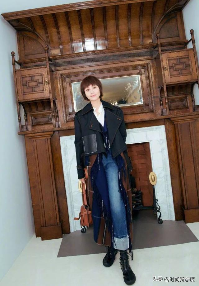 女人更偏爱直筒裤看袁泉就懂了b体育必一运动比起阔腿裤高级(图2)