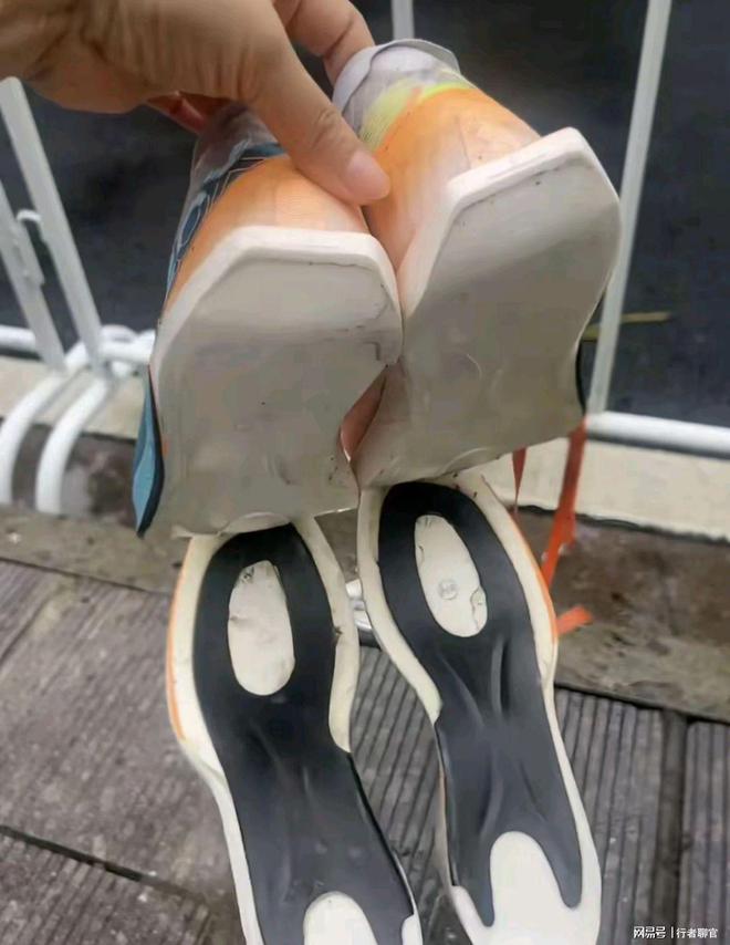 光脚跑网友：同款掉底 鞋子质量被质疑必一体育网站女子跑全马鞋子掉底被迫(图6)