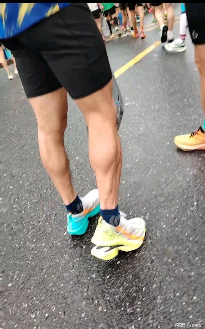 光脚跑网友：同款掉底 鞋子质量被质疑必一体育网站女子跑全马鞋子掉底被迫(图7)