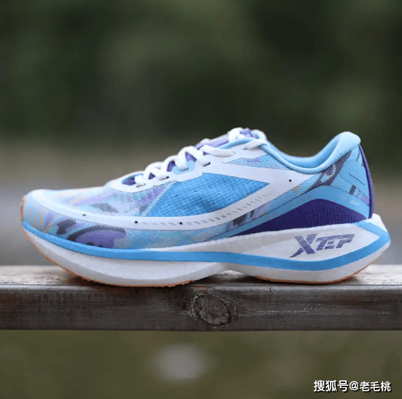 胶赤脚完赛！特步：三包期限90天不建议久泡Bsport体育最新网址女子跑全马鞋子