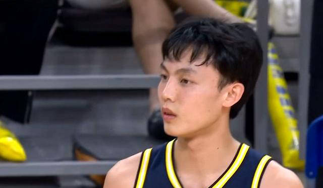 止等徐杰系鞋带8秒球迷称赞温馨瞬间bsports网页版场上12人静(图3)